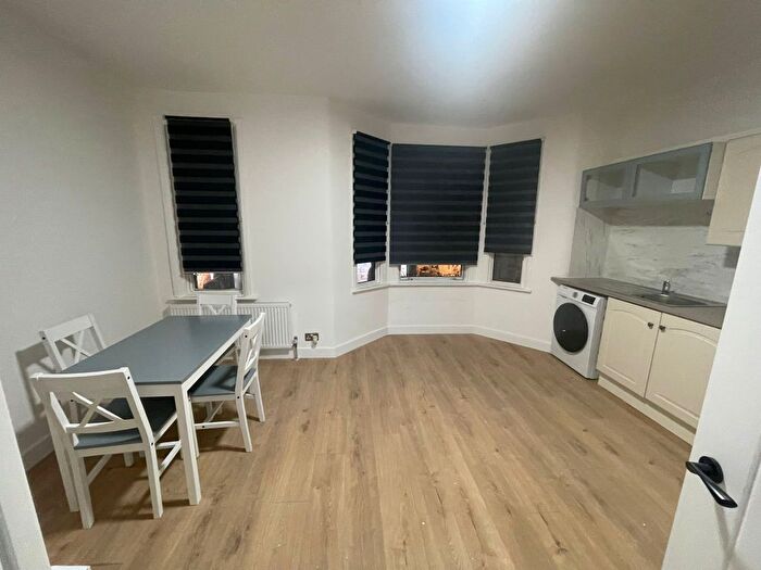 2 Bedroom Flat To Rent In Green Street, Forest Gate, E7