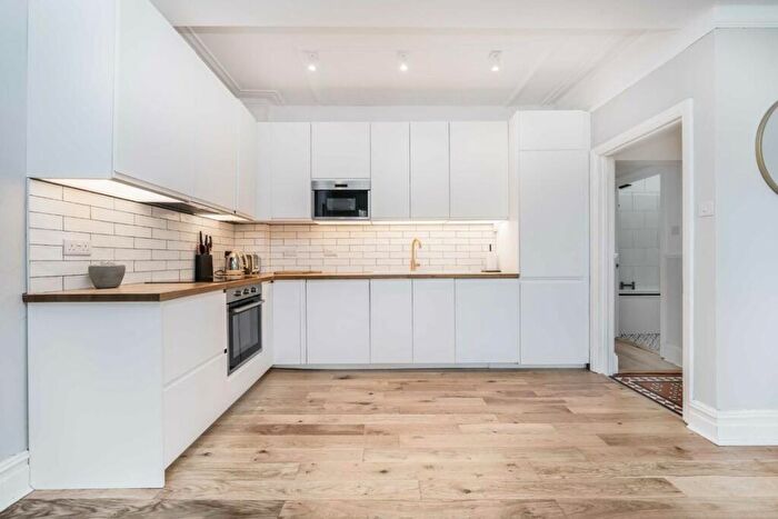 2 Bedroom Flat For Sale In Queens Avenue, Whetstone, N20