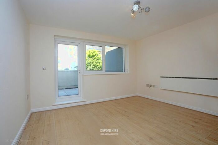 1 Bedroom Flat To Rent In Rosemoor House, - Broadway, London, W13