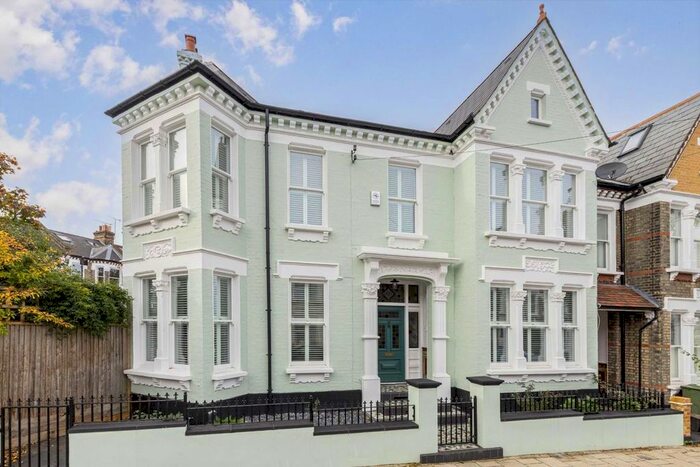 6 Bedroom Semi-Detached House To Rent In Helix Road, London, SW2