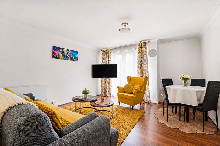 2 Bedroom Flat For Sale In Waters Drive, Staines-Upon-Thames, TW18