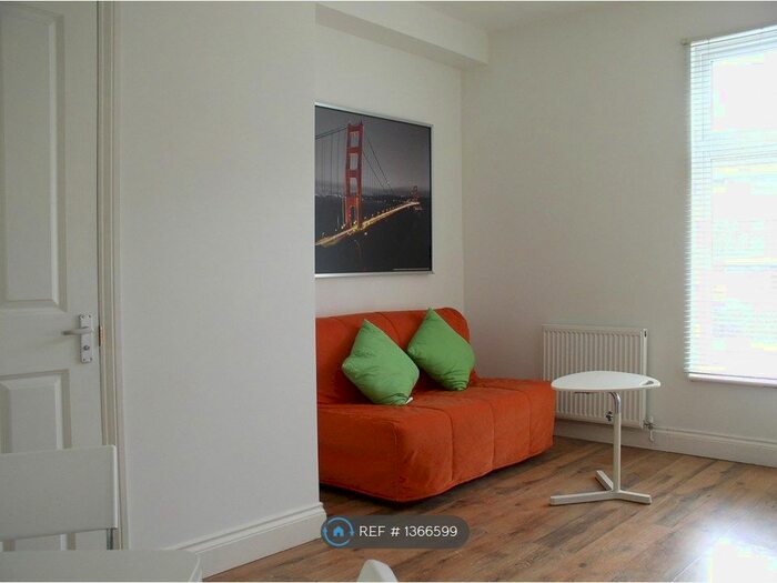 Studio To Rent In Lime Grove, London, W12