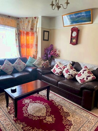 4 Bedroom Semi-Detached House To Rent In Broadway, York, YO10