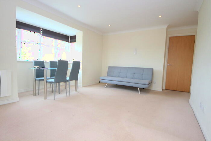 2 Bedroom Flat To Rent In Farriers Road, Epsom, KT17