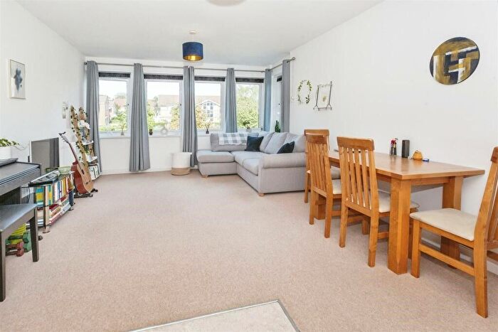 1 Bedroom Flat For Sale In Bells Hill Green, Stoke Poges, SL2