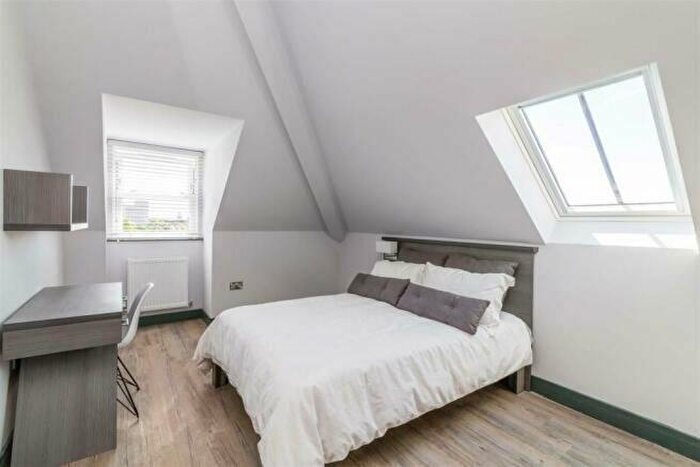 1 Bedroom Flat To Rent In Waverley Street, Nottingham, Nottinghamshire, NG7