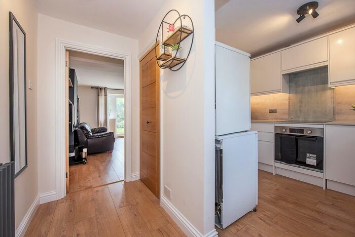 1 Bedroom Maisonette To Rent In Dolphin Close, Surbiton, KT6