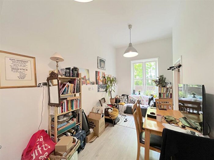 3 Bedroom Flat To Rent In Crescent Road, London, N8