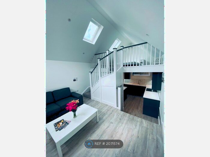 1 Bedroom Detached House To Rent In North Street, Winkfield, Windsor, SL4