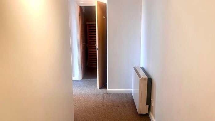 2 Bedroom Flat To Rent In Farriers Road, Epsom, KT17