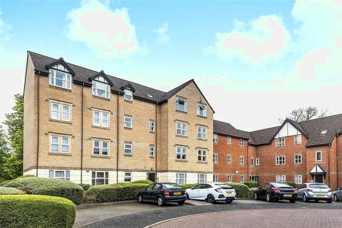 2 Bedroom Flat To Rent In Charnwood House, Rembrandt Way, Reading, Berkshire, RG1
