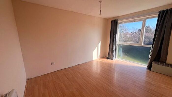 2 Bedroom Flat To Rent In Dellow Close, Ilford, IG2