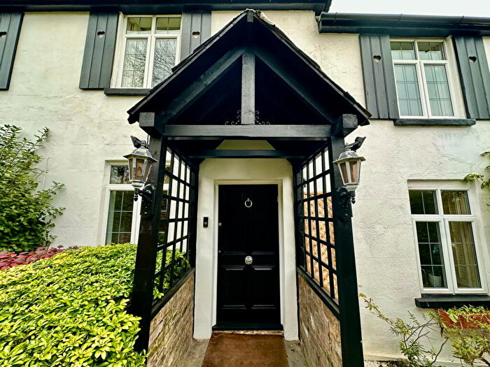 4 Bedroom Detached House For Sale In Glebe Lane, Barnet, EN5