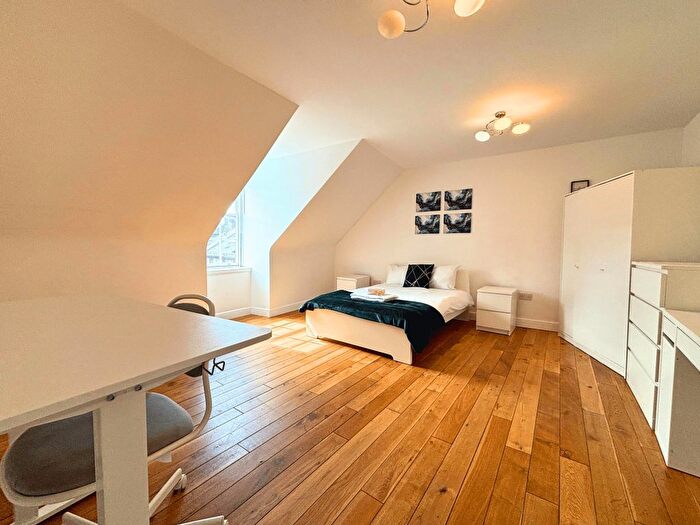 2 Bedroom Flat To Rent In Drummond Street, Edinburgh, EH8