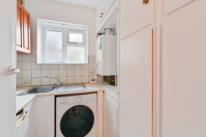 2 Bedroom Flat To Rent In Kings Avenue, Clapham Park, London, SW4