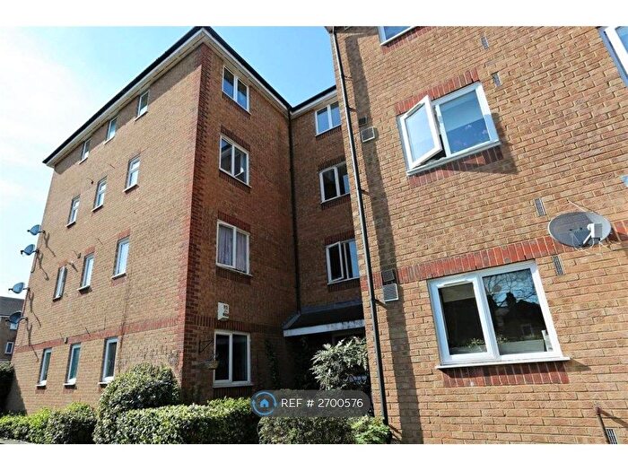 2 Bedroom Flat To Rent In Greenacre Gardens, London, E17