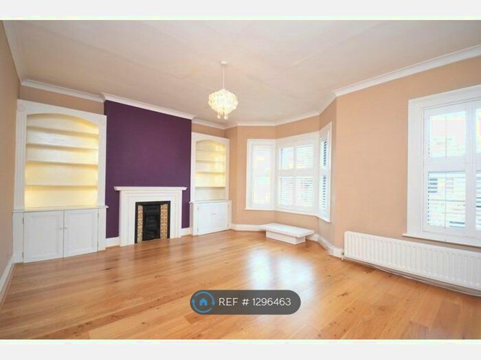2 Bedroom Flat To Rent In Cavendish Road, London, SW12