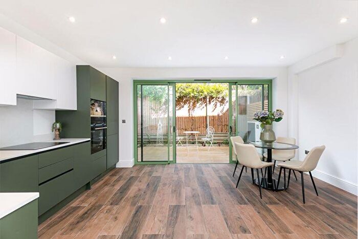 4 Bedroom End Of Terrace House For Sale In North Down, South Croydon, CR2