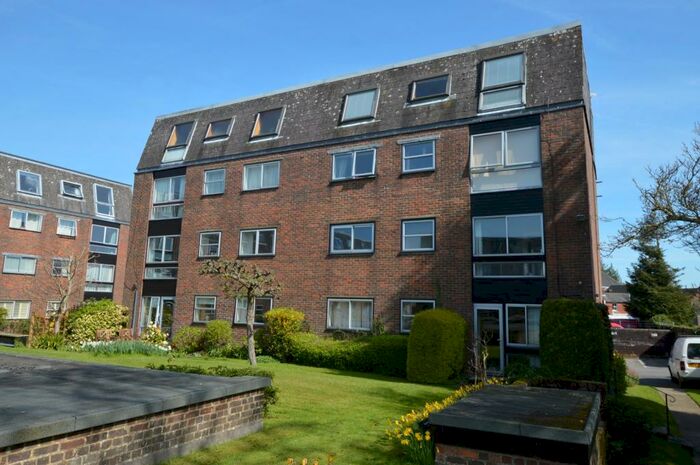 2 Bedroom Flat To Rent In Castle Garden, Swan Street, Petersfield, GU32
