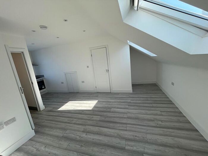 Apartment To Rent In High Road, N12