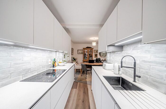 2 Bedroom Flat For Sale In Lingwood Close, Bassett, Southampton, Hampshire, SO16