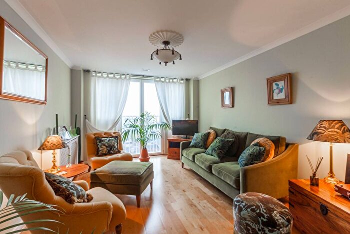 1 Bedroom Flat For Sale In Winterton House, Deancross Street, Shadwell, London, E1