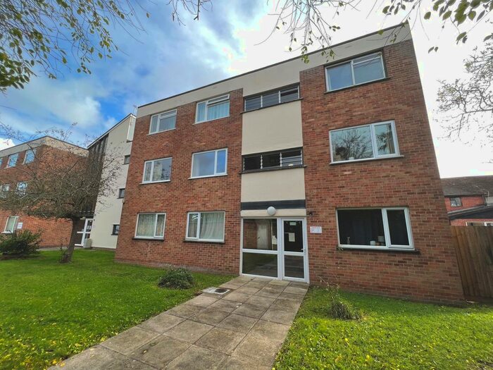 1 Bedroom Flat To Rent In Hamilton Court, Taunton, TA1