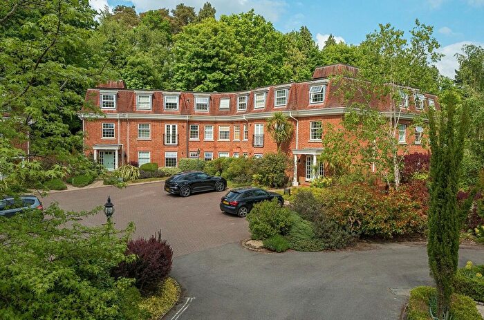 2 Bedroom Flat For Sale In Hindhead Road, Haslemere, GU27