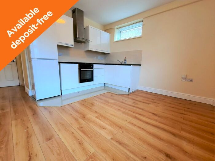 2 Bedroom Flat To Rent In The Mount, Romsey Road, Shirley, Southampton, SO16