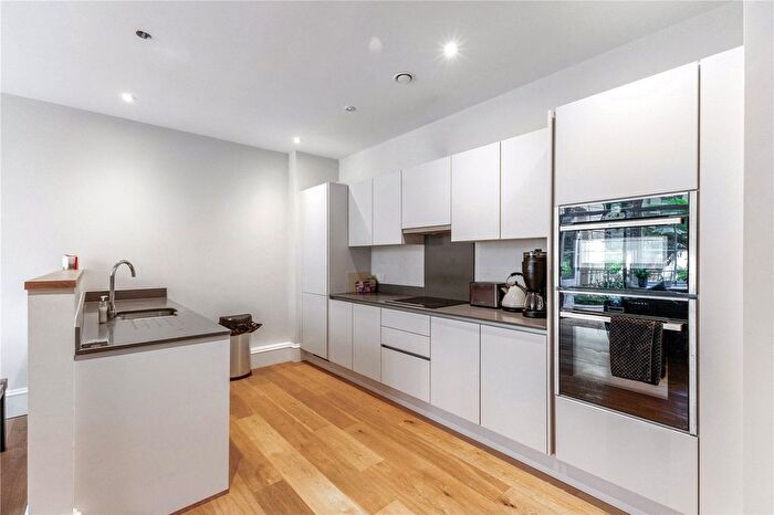 2 Bedroom Flat To Rent In French Yard, Bristol, Somerset, BS1