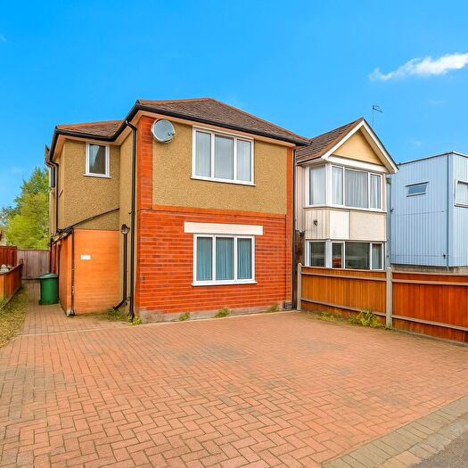 4 Bedroom Semi-Detached House To Rent In West End Street, High Wycombe, HP11