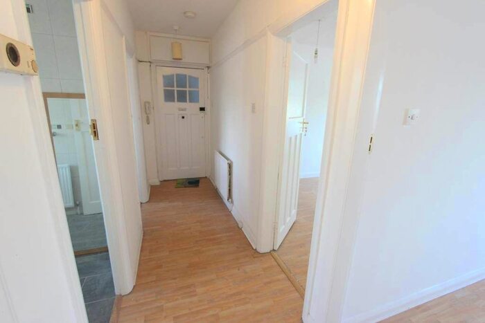 2 Bedroom Flat To Rent In High Road, London, N12