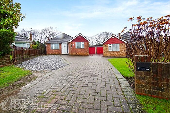 4 Bedroom Bungalow For Sale In Summersvere Close, Crawley, West Sussex, RH10