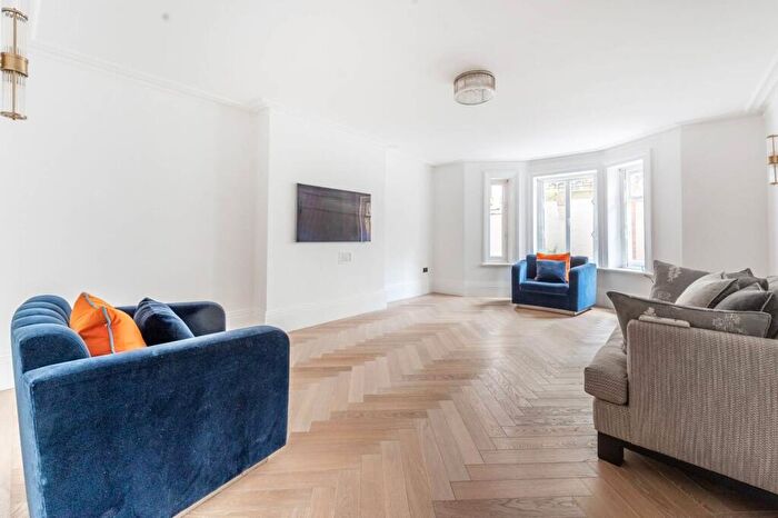 3 Bedroom Flat To Rent In Drayton Gardens, Chelsea, London, SW10