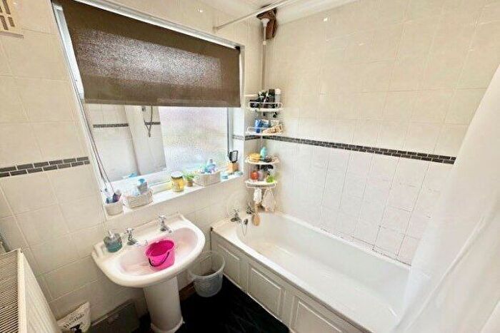 2 Bedroom Maisonette To Rent In Upper Brentwood Road, Romford, RM2