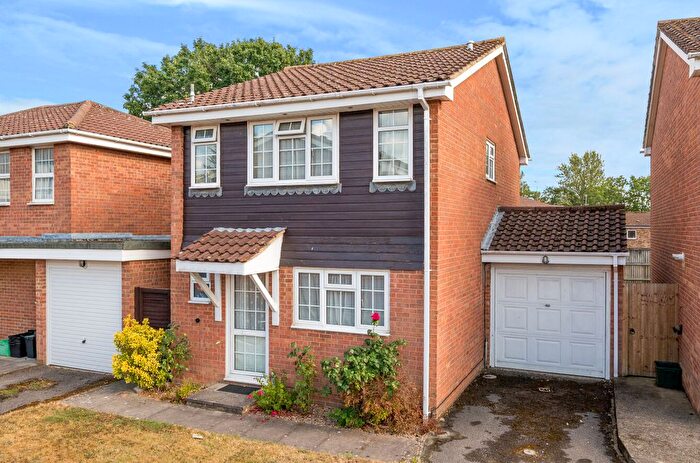 3 Bedroom Detached House For Sale In Fieldside Close, Farnborough, Orpington, Kent, BR6