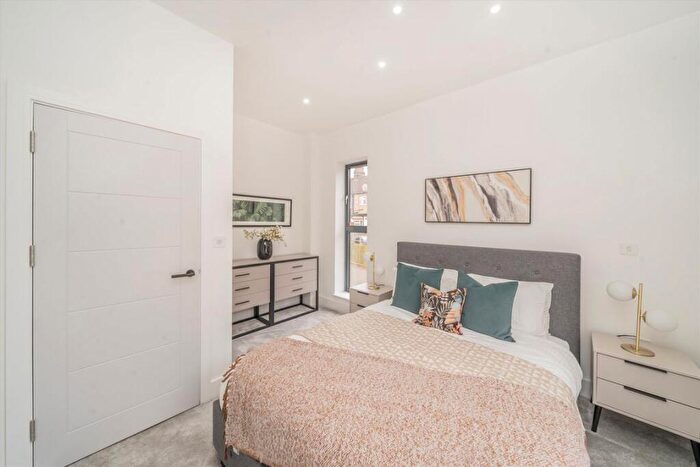 3 Bedroom House For Sale In Bowes Road, Powys Mews, N13