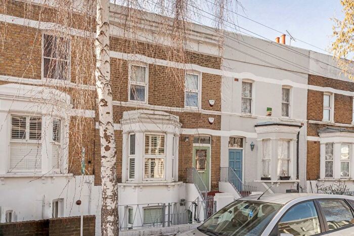 3 Bedroom Maisonette To Rent In Medwin Street, Clapham, SW4