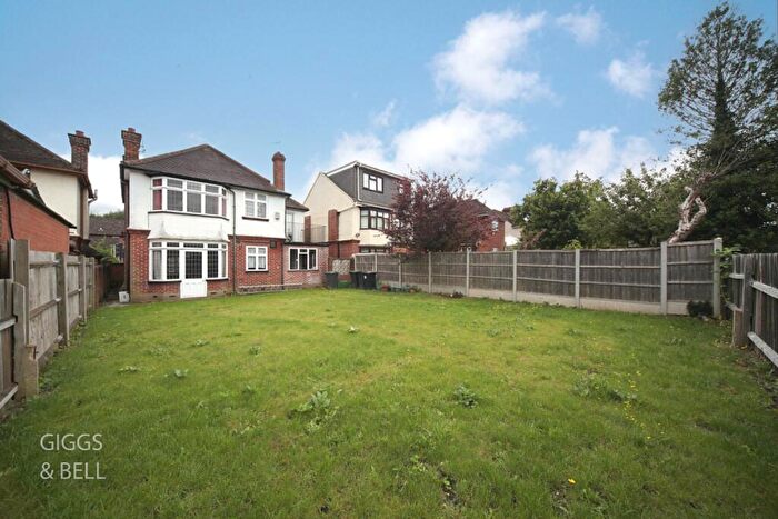 4 Bedroom Detached House For Sale In Montrose Avenue, Luton, Bedfordshire, LU3