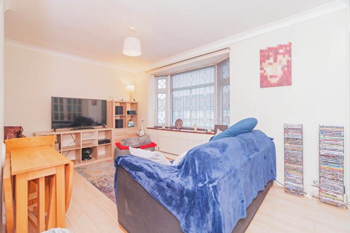 1 Bedroom Flat For Sale In Hepworth Gardens, Barking, IG11