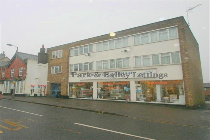 2 Bedroom Flat To Rent In Bedroom Top Floor Flat In Caterham On The Hill, CR3