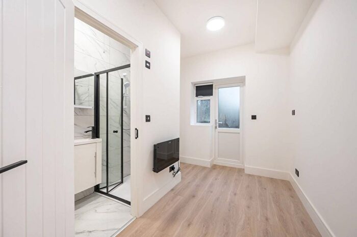 4 Bedroom Flat To Rent In Willesden Lane, Brondesbury Park, London, NW6