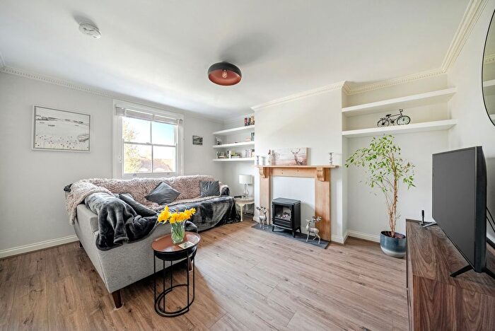 1 Bedroom Flat For Sale In Laurel Road, Hampton Hill, TW12