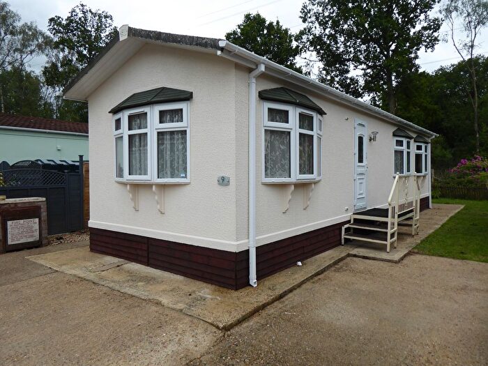 2 Bedroom Mobile/park Home For Sale In Oaklands Park, Hook Common, Hook, RG27