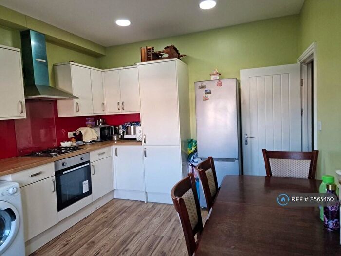 2 Bedroom Flat To Rent In Grove Road, Romford, RM6