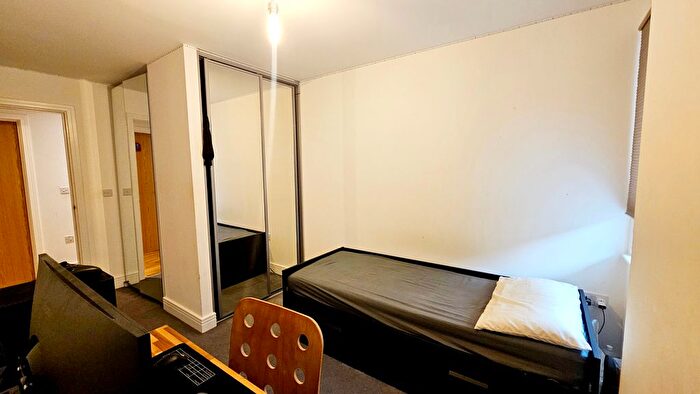 3 Bedroom Flat To Rent In High Street, Hounslow, TW3