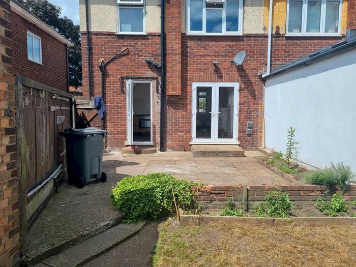 3 Bedroom Semi-Detached House To Rent In Hall Road, Isleworth, Greater London, TW7