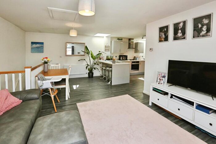 2 Bedroom Detached House For Sale In Gatekeeper Hill, Curbridge, Southampton, Hampshire, SO30