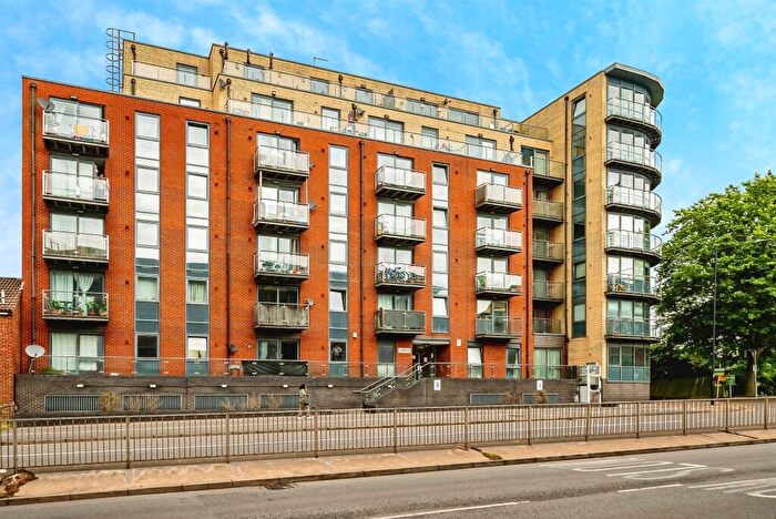 2 Bedroom Apartment For Sale In Bath Road, Slough, SL1