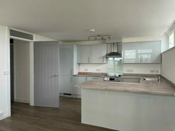 2 Bedroom Flat To Rent In Oldham Road, Manchester, M40